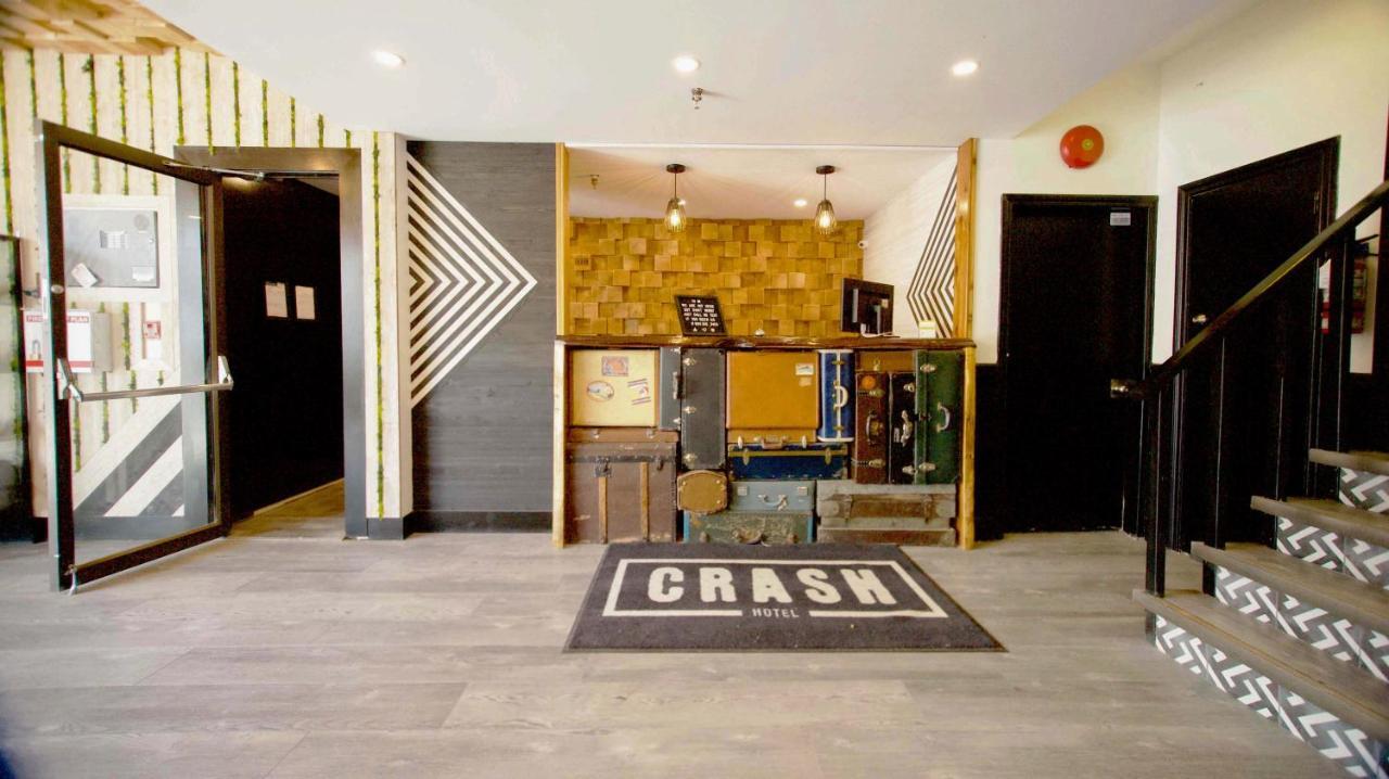 Crash Hotel Squamish Exteriör bild